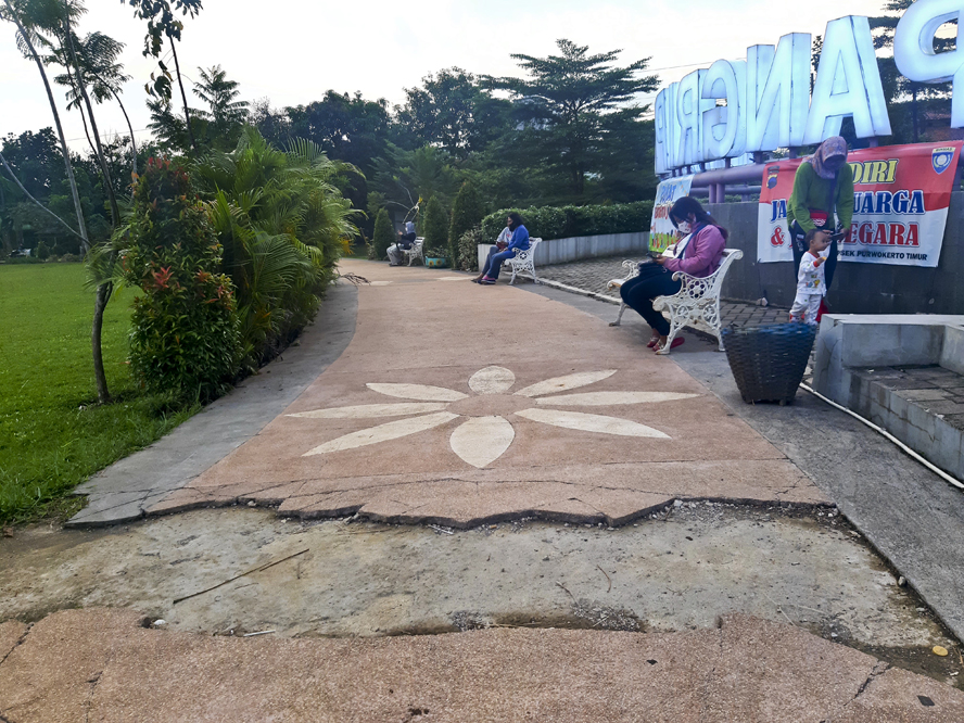 Jogging Track Sudah Mulai Retak di Taman Pangripta Kranji