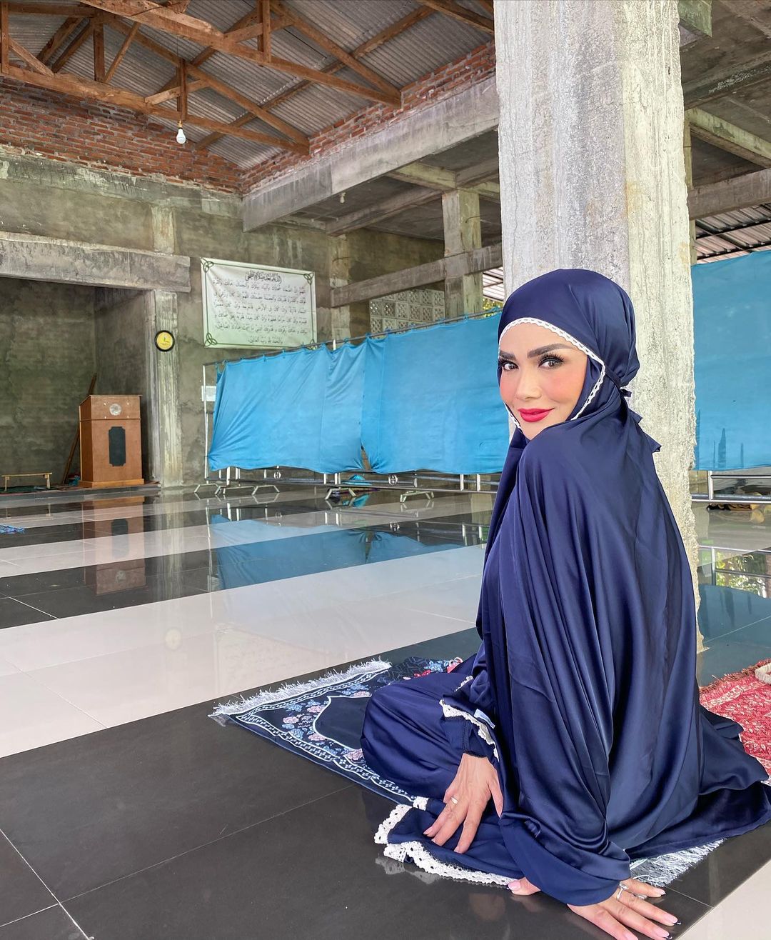 Krisdayanti Upload Foto Usai Salat Zuhur, 