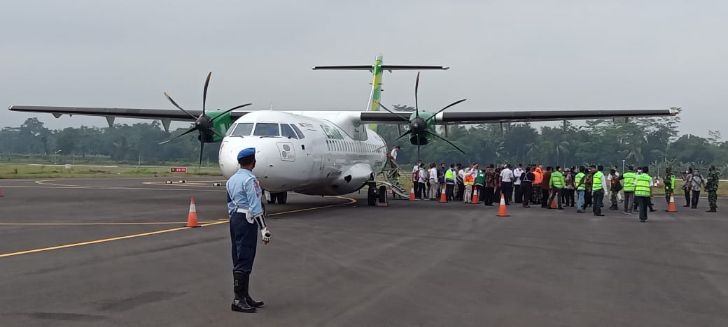 Ini Foto Pesawat TNI AU CN 295 dan Pesawat ATR 72 600 Mendarat di Bandara JBS Purbalingga