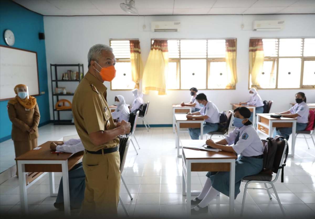 Ganjar Sidak Uji Coba PTM, Sentil Guru Berkerumun dan Sharing HP ke Siswa