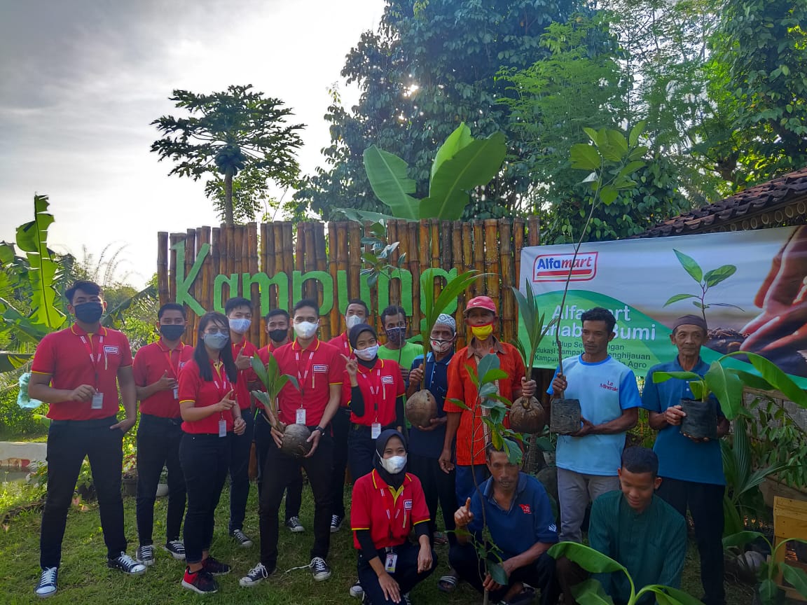Sahabat Bumi, Alfamart Tanam 15.000 Pohon untuk Indonesia