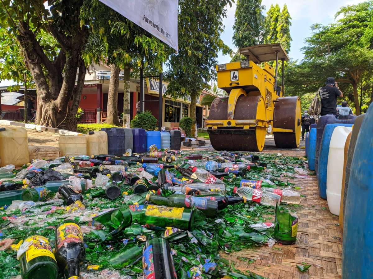 120 Liter Ciu, 150 Liter Tuak, 720 Botol Miras Pabrikan, 30 Knalpot Brong dan Jutaan Petasan Dimusnahkan Polre