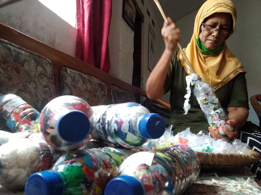 Buat Ornamen Biar Makin Keren, Kampung Nopia Desa Pekuncen Terus Berbenah