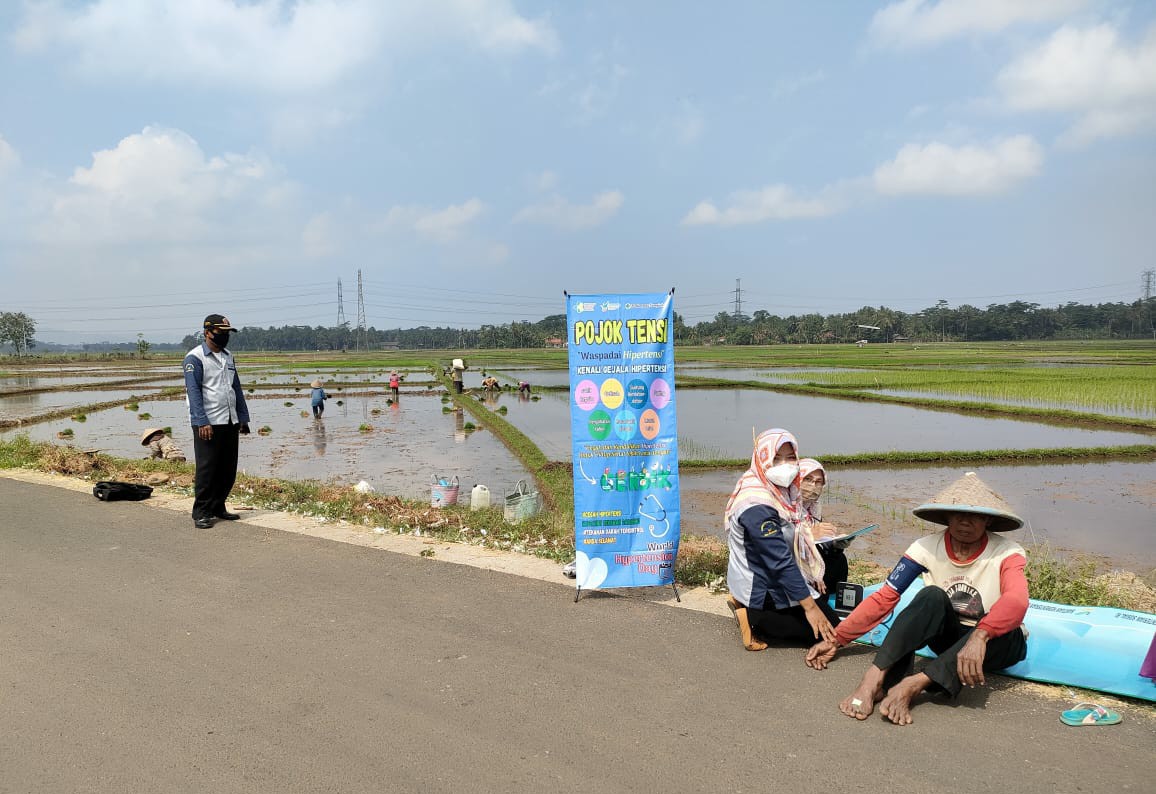 Jemput Bola, Bidan di Desa Selandakan Sumpiuh Cek Tensi Petani