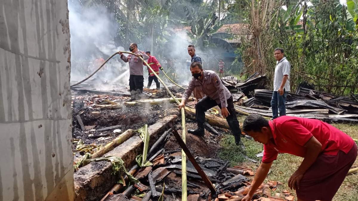 Dapur Rumah Warga di Pengadegan Hangus Terbakar