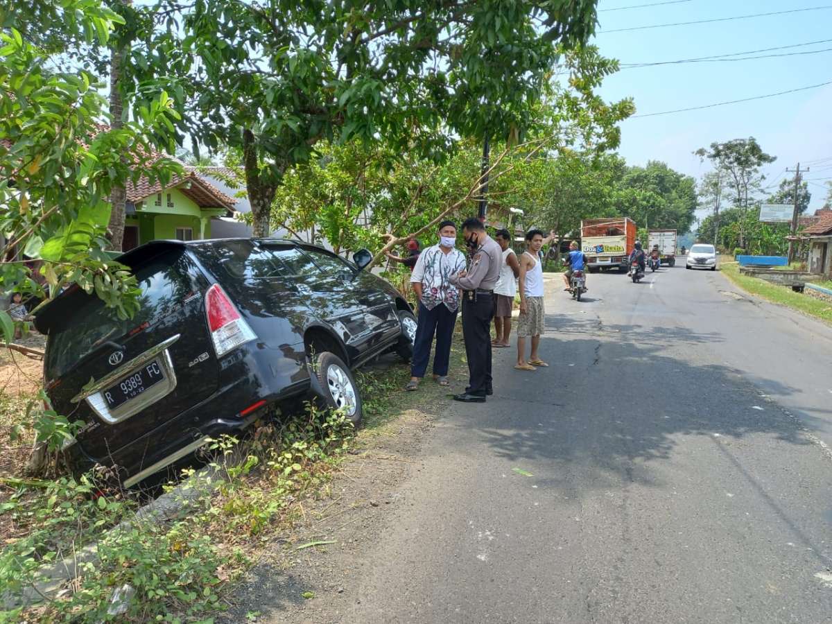 Sopir Mengantuk, Mobil Terperosok ke Selokan di Kemangkon