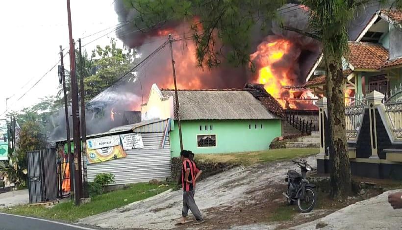 Gudang Penyimpanan Kasur Terbakar di Bojongsari, Kerugian Mencapai Rp 250 Juta