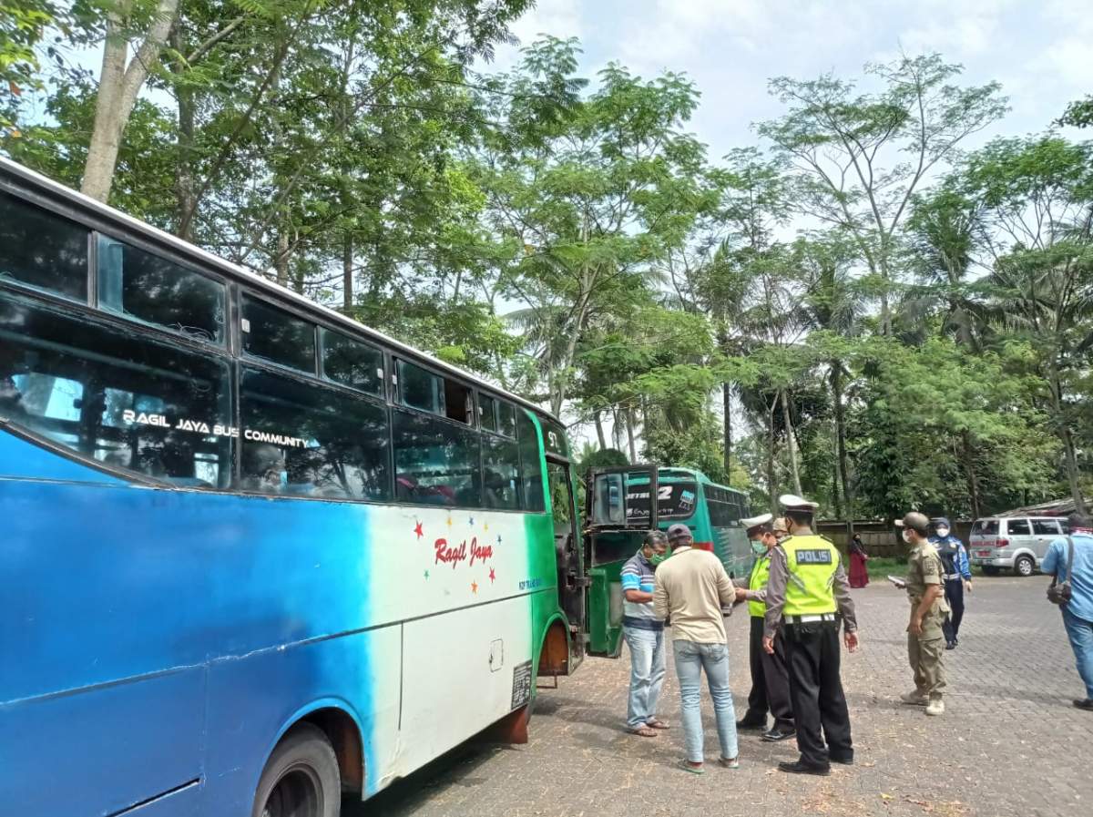 Arus Balik, 15  Kendaraan Diperiksa Di Posko Penyekatan Sokaraja, Keluar Banyumas Wajib Bawa Hasil SWAB
