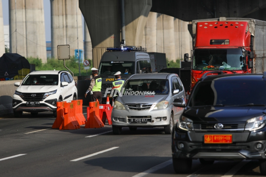 Macet 5 Km, Ribuan Pemudik Sepeda Motor Jebol Barikade Penyekatan di Jalur Pantura