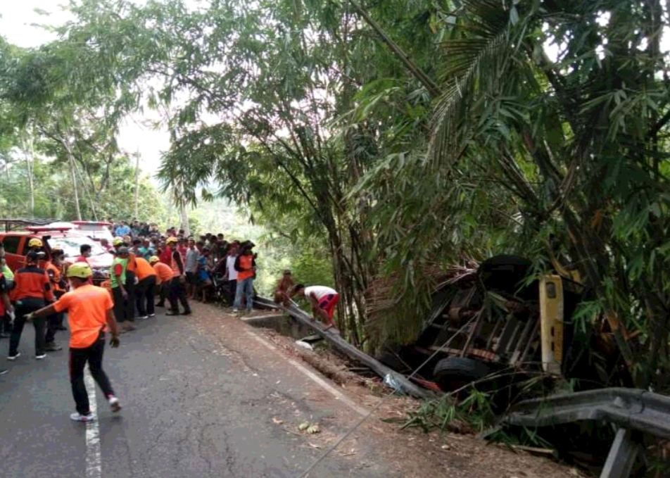 Truk Boks Terguling di Jalan Menurun Mandiraja, Roda Diatas Tertahan Rumpun Bambu