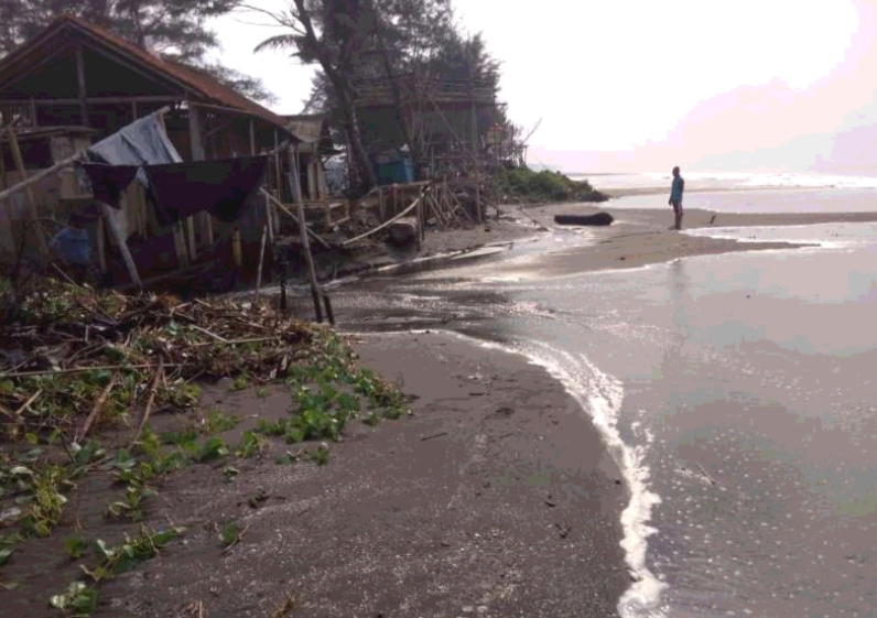 26-31 Mei, Waspada Potensi Banjir Rob Tujuh Kecamatan di Cilacap, Tanggul Pantai Kamulyan Jebol Diterjang Omba