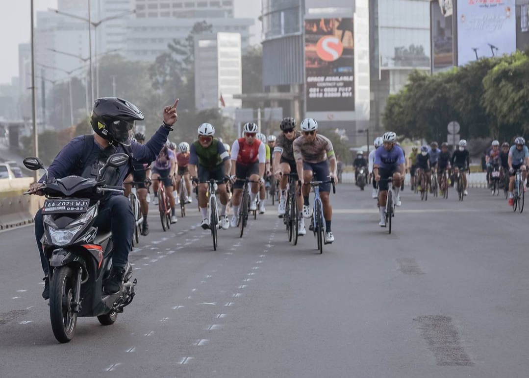 Viral! Salip Pesepeda, Pengendara Plat AA Acungkan Jari Tengah, Tuai Ribuan Komentar