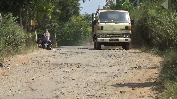 Rusak Parah, Jalan Karanggayam - Peniron Kebumen Butuh Perhatian