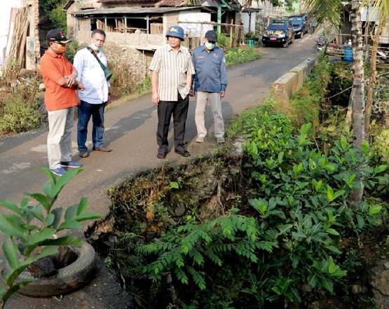 Jalan Rusak di Karanggayam Dikeluhkan Warga, Bupati Kebumen Janji Segera Diperbaiki