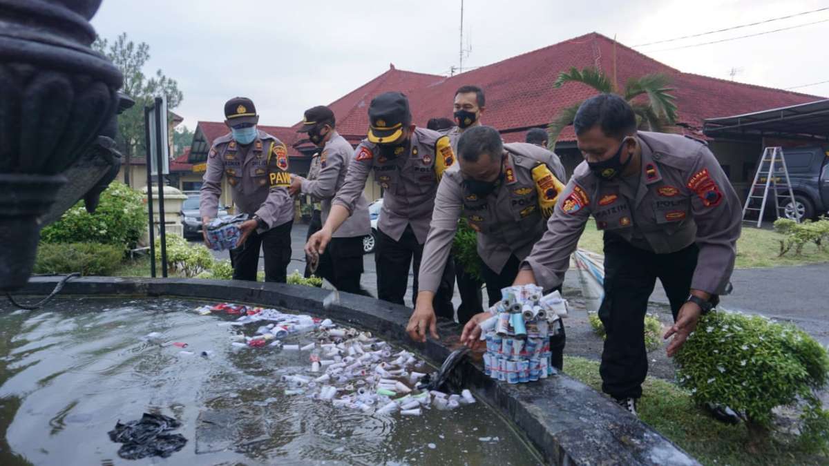 Ribuan Petasan Hasil Razia Jajaran Polres Purbalingga Direndam