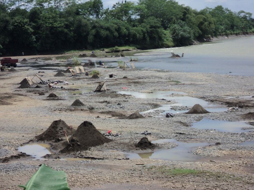 Air Sungai Klawing Surut, Warga Ramai-Ramai Cari Pasir