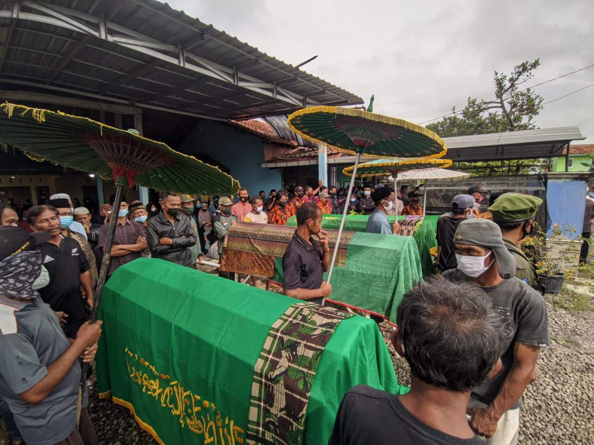 Empat Korban Kecelakaan di Sokaraja Dimakamkan Dalam Satu Liang di Losari, Rawalo