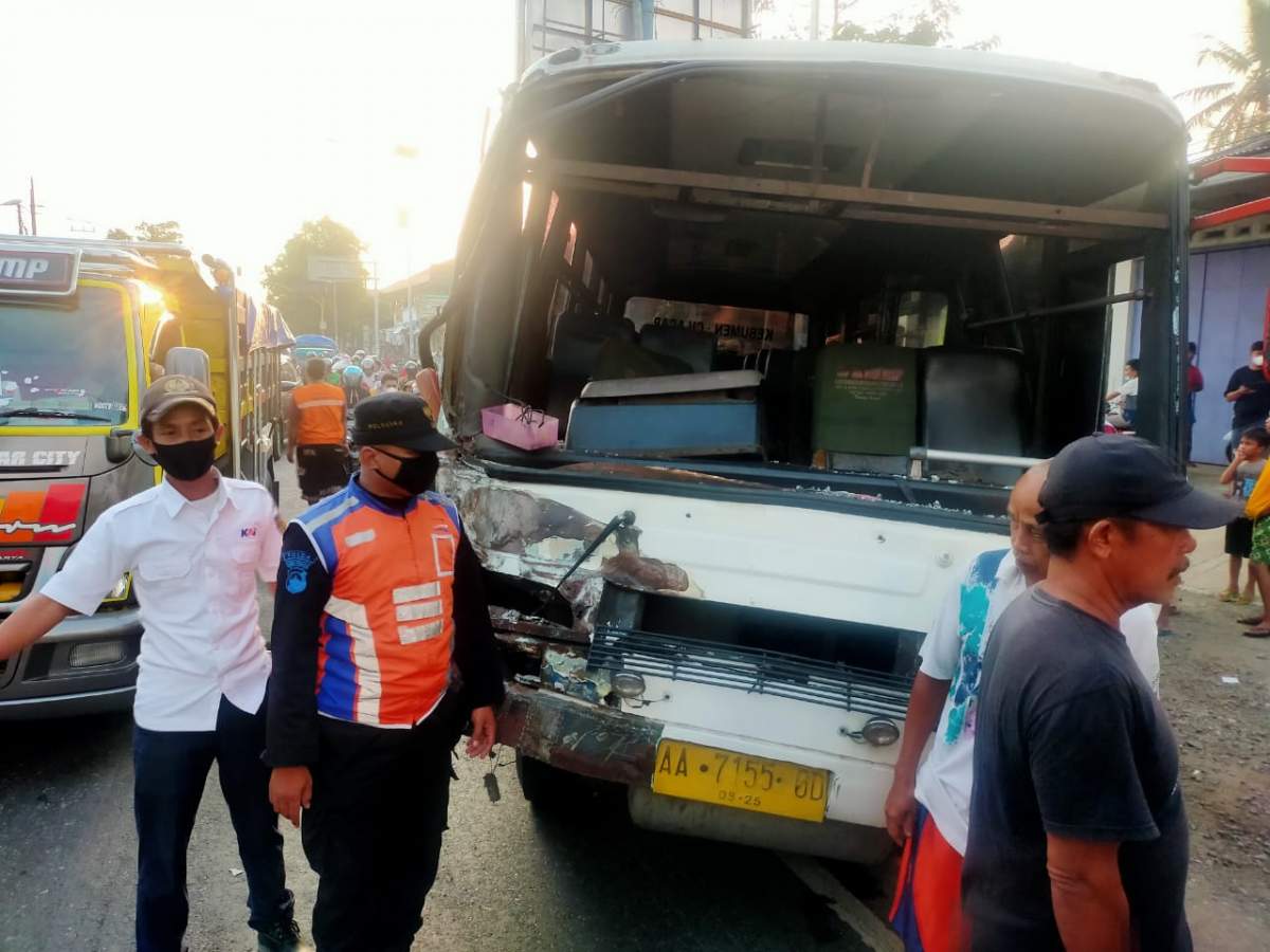 Terobos Perlintasan, Bus Tertabrak KA di Sumpiuh