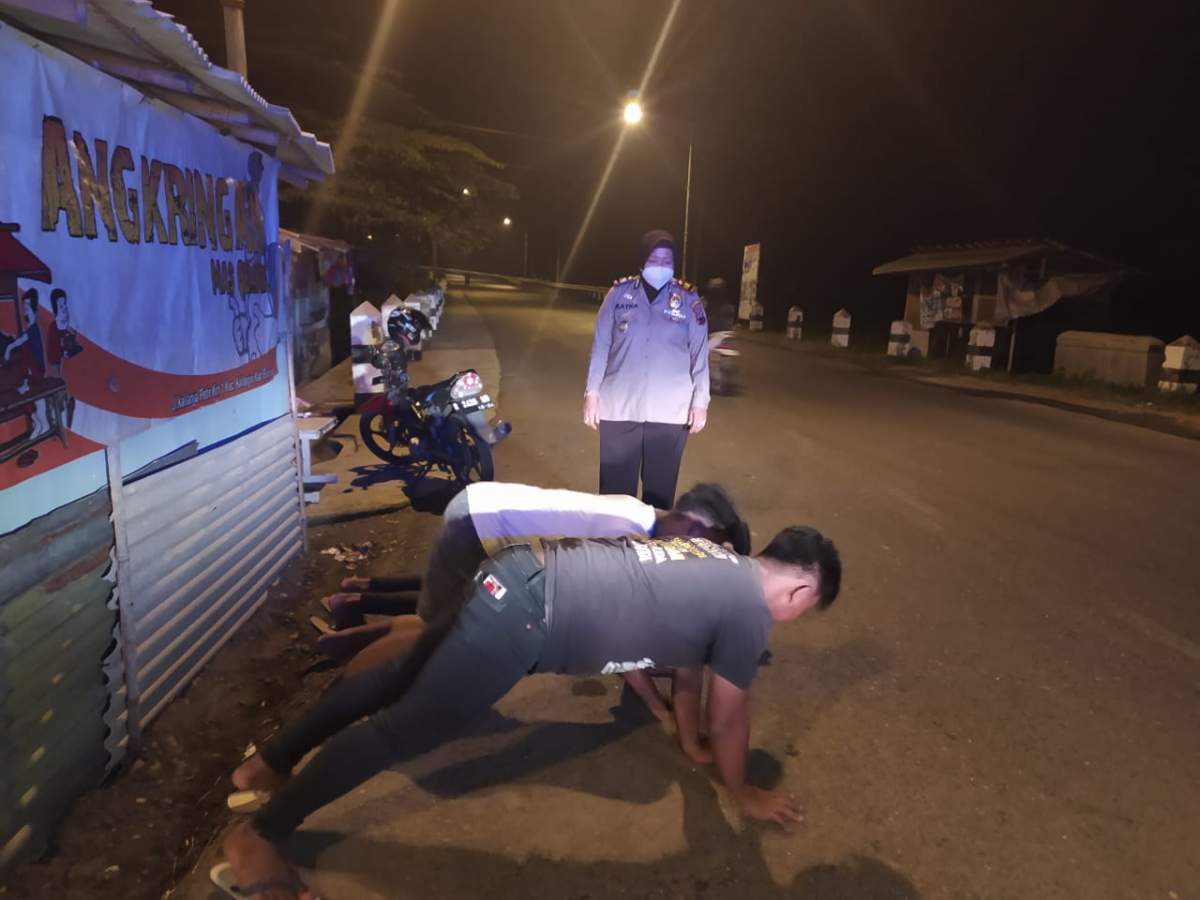 Abaikan Prokes di Petir, Warga Diminta Push Up oleh Petugas Polsek Kalibagor