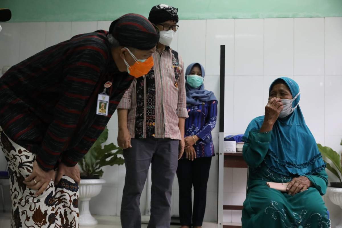 Ganjar Temukan Bidan Puskesmas Jadi Penggerak Vaksinasi Lansia di Banyumas