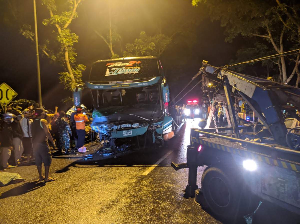 Polisi Masih Evakuasi Laka Beruntun di Sokaraja, Ini Kondisi di Lokasi Kejadian yang Libatkan Bus dan Tiga Mob
