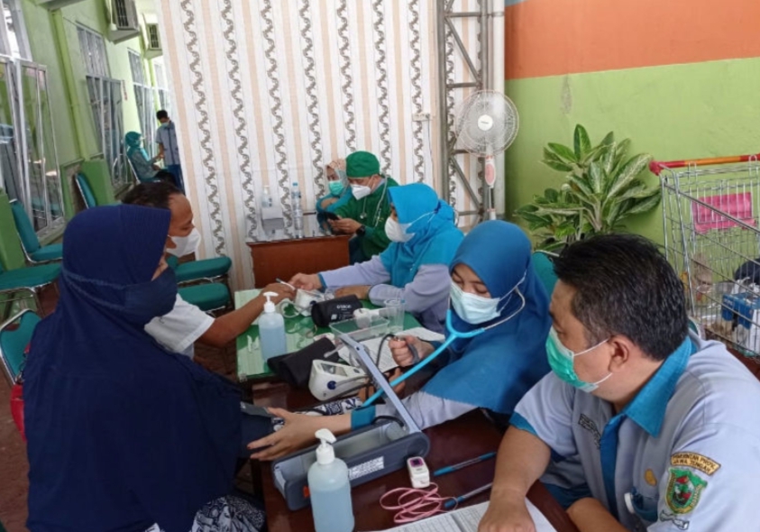 Guru dan GTK SMA Divaksin Covid di Banjarnegara