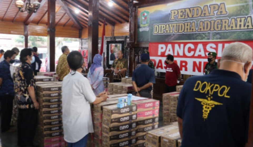 Kerahkan Uang Pribadi, Para ASN dan Kodim, Bupati Banjarnegara Bagikan 5000 Dus Susu