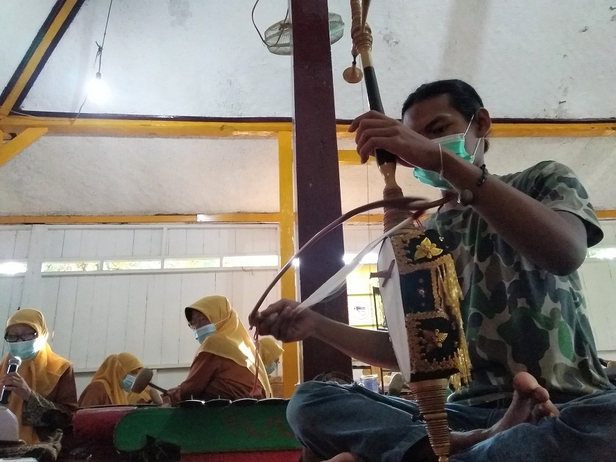 Menua Bukan Berarti Diam, Lansia di Pekunden Uri-uri Karawitan