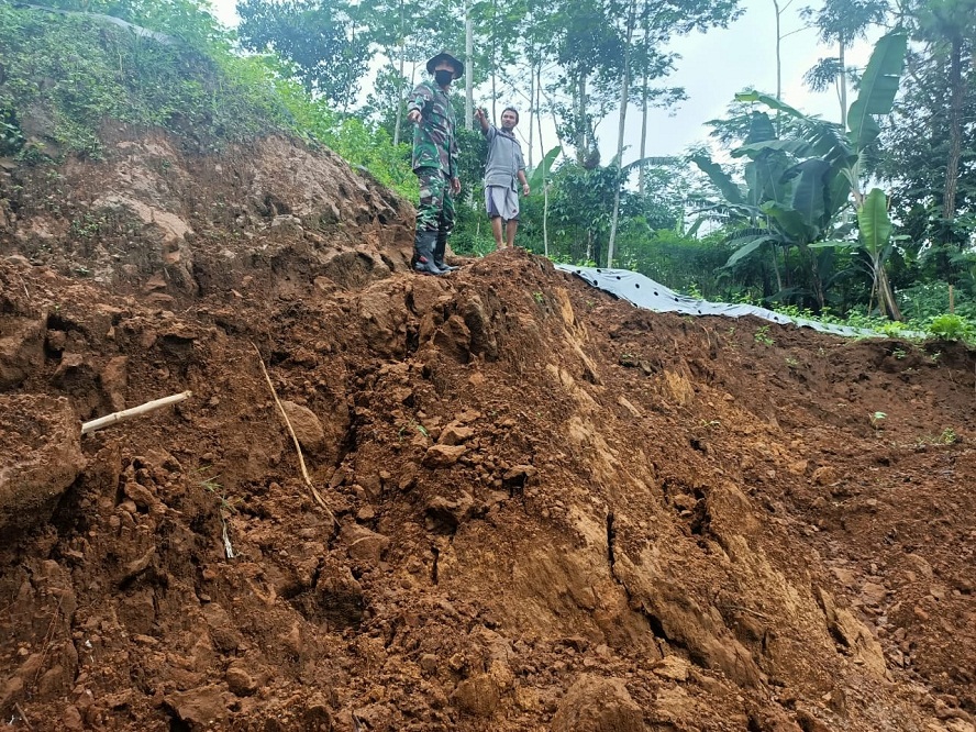 Hujan, Longsor, Lima Rumah Rusak Akibat Pergerakan Tanah di Karangkobar