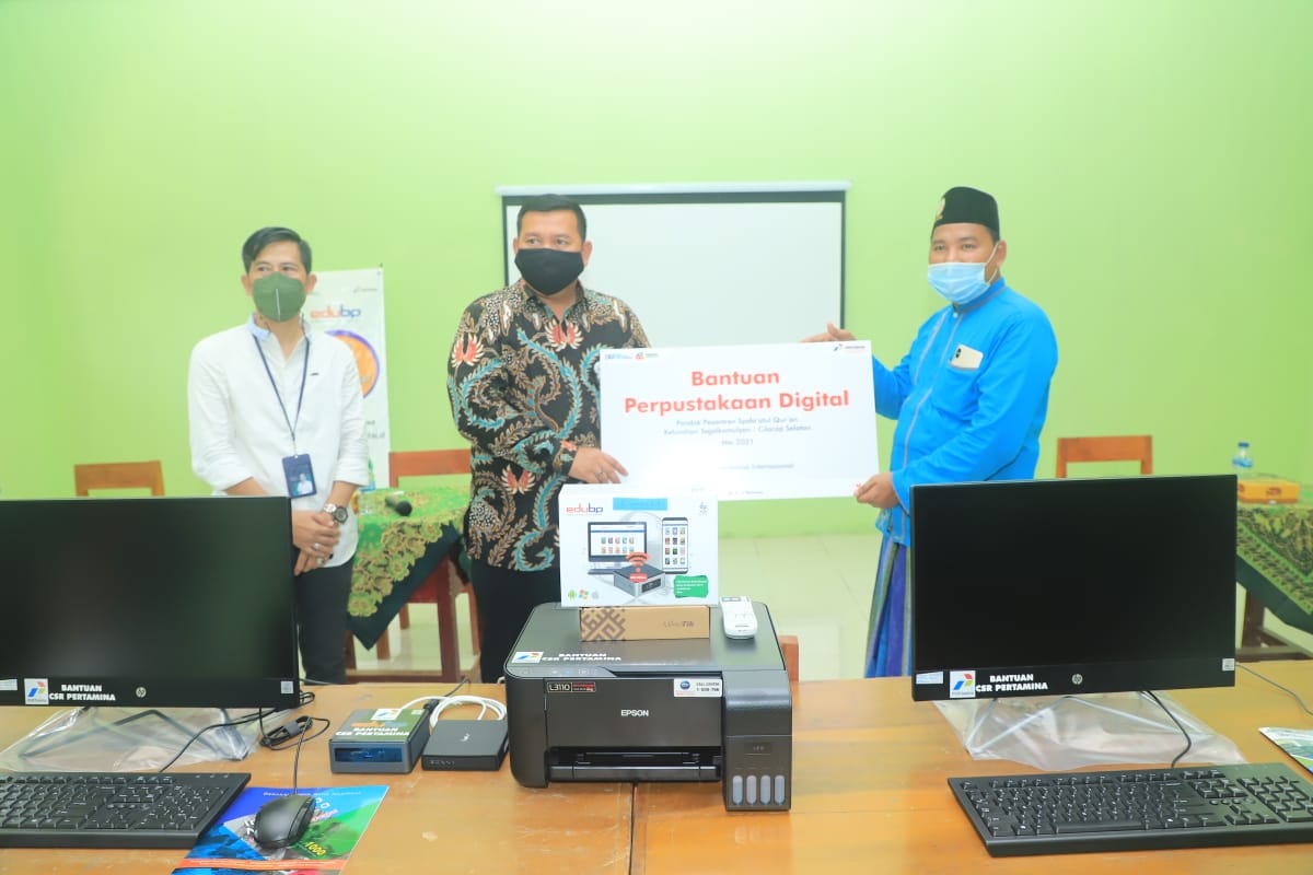 Tingkatkan Literasi Santri, Kilang Pertamina Cilacap Serahkan Perpustakaan Digital