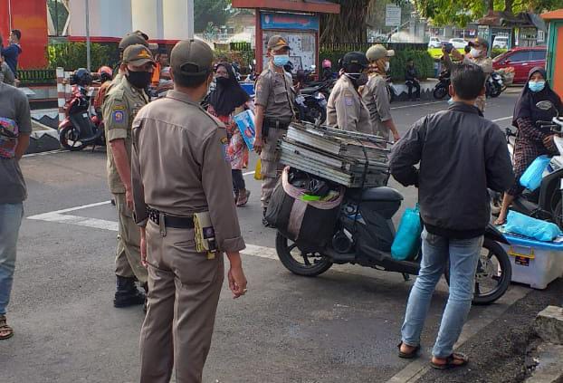 Tempati Jalan Pengadilan, Dibubarkan Satpol PP, PKL Alun-Alun Purwokerto Ngotot Bertahan