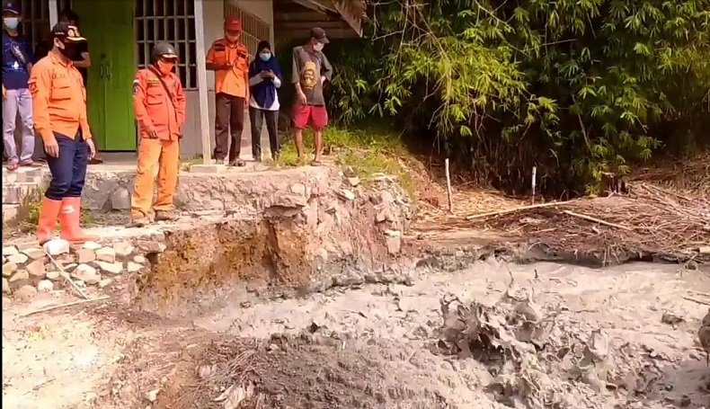 Semburan Lumpur Mirip Lapindo di Cirebon - Awalnya Kecil, Sempat Ditutup, Semburan Jadi Besar