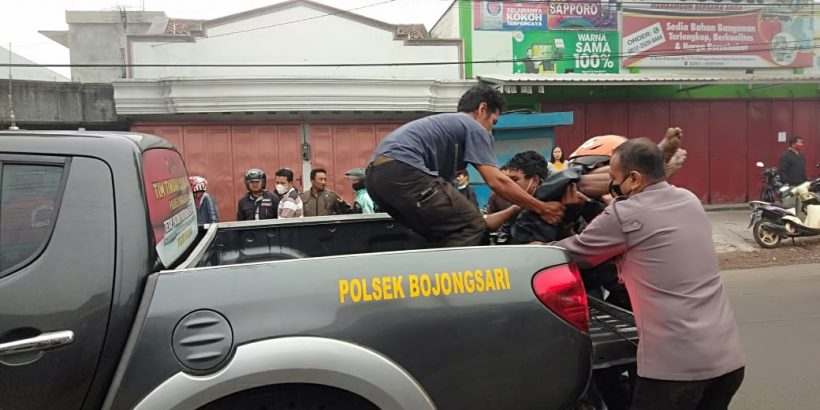 Senggol Angkot, Pemotor Meninggal di Jalan Raya Desa Bojongsari