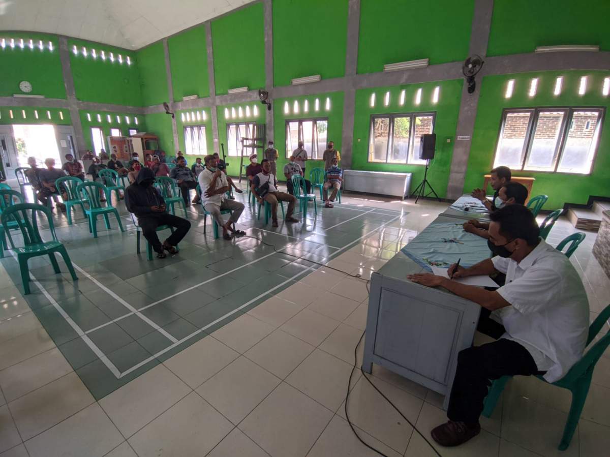 Sulit Dapat Air Bersih, Puluhan Warga Beji Geruduk Balai Desa