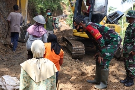 Jalan Penghubung Empat Desa di Kecamatan Pagedongan Banjarnegara Digarap Tentara