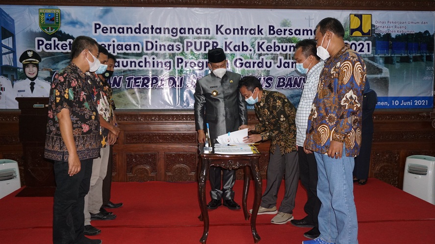 Bupati Kebumen Teken 17 Paket Infrastruktur Senilai Rp 15,3 M