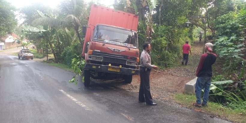 Njengat, Truk Bermuatan Popok Bayi Terperosok di Kejobong Karena Tak Kuat Menanjak