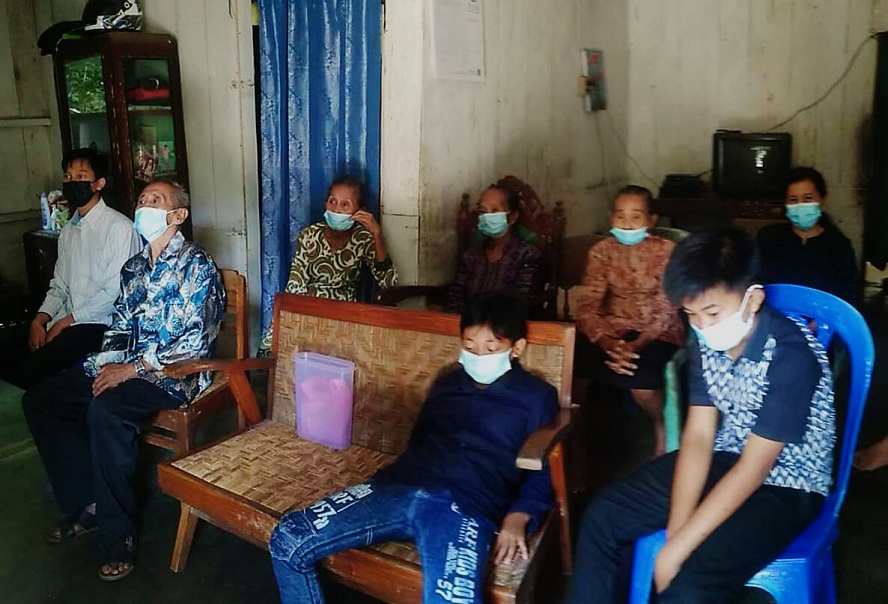 PPKM, Kebaktian Daring Terkendala Sinyal di Sumpiuh
