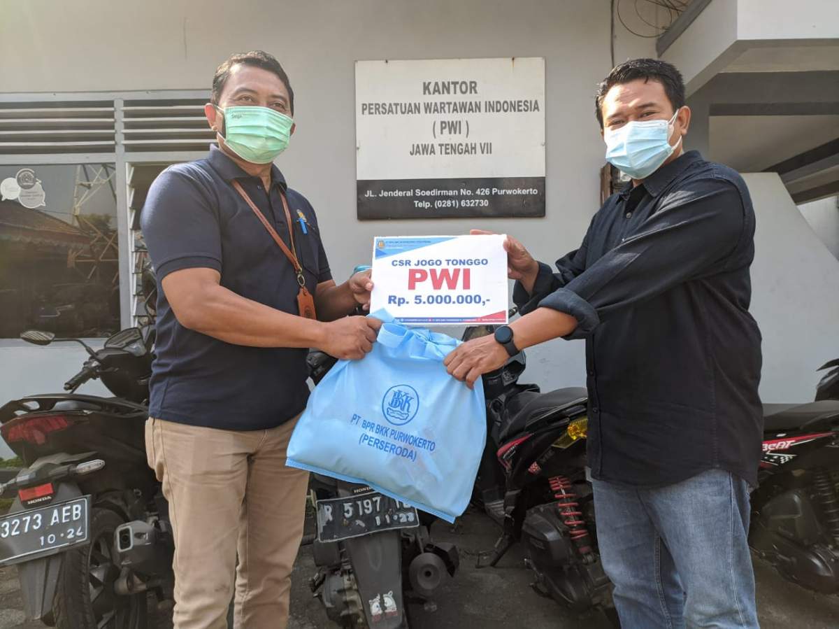 PT BPR BKK Purwokerto Bantu Wartawan Terdampak Covid-19