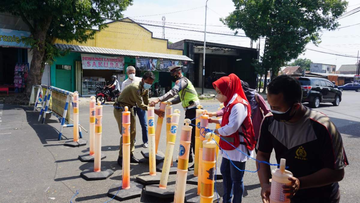 Bupati Purbalingga Dibuat Geram, Barikade Penyekatan Jalan Diterobos, Seret Pembatas Agar Rapat Lagi