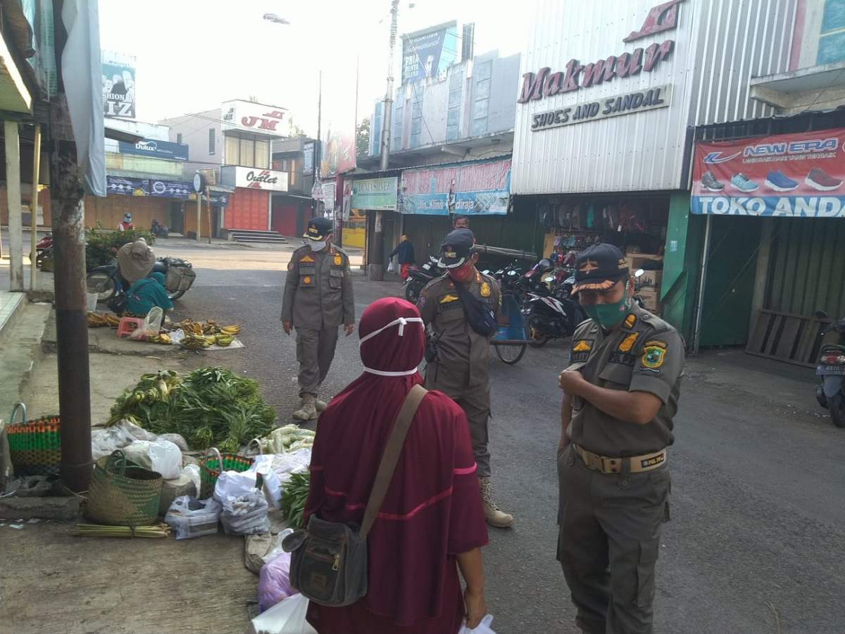 Baru Sebagian Pedagang Pindah ke Pasar Induk Mandiraja, Sebagian Lagi Nekat Berjualan di Bahu Jalan
