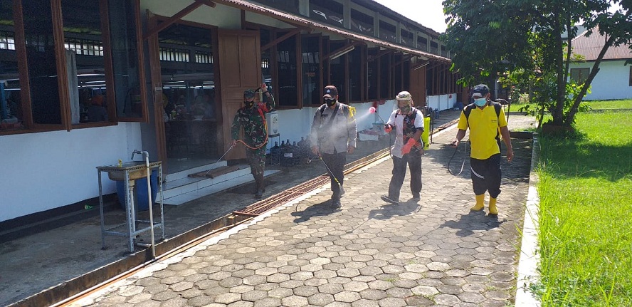 Enam Titik Ruang Publik di Kecamatan Banyumas Disemprot Disinfektan