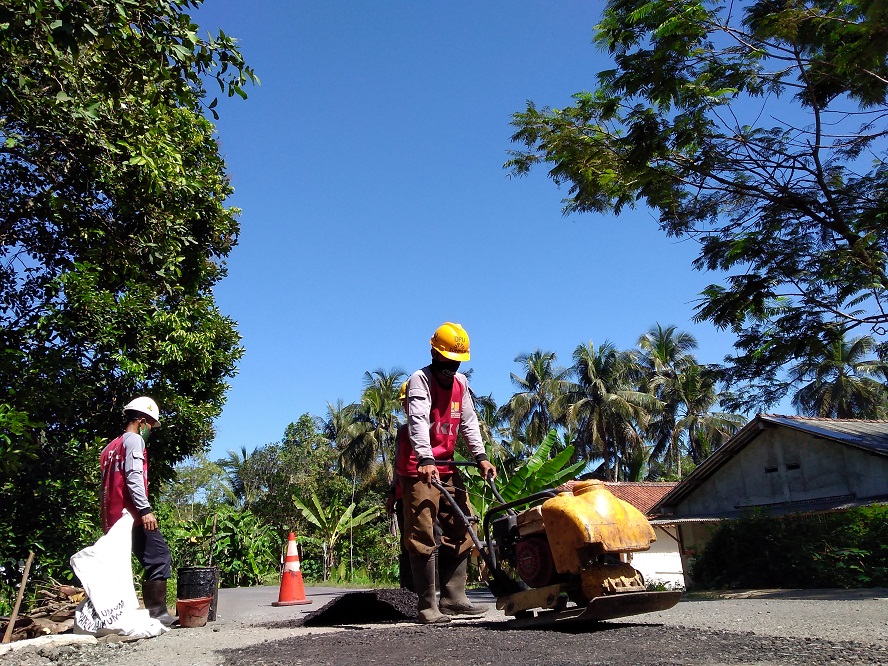Tambalan Lubang Jalan Prioritaskan di Sekitar Pemukiman Rumah