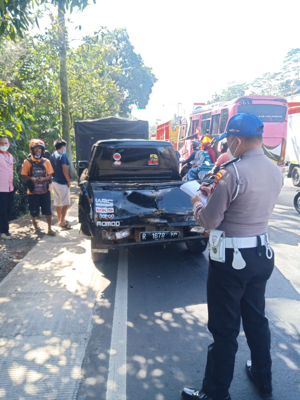 Lalai Tak Perhatikan Lalin di Depannya, Bus Mikrobus Tabrak Empat Kendaraan di Karanglo, Cilongok