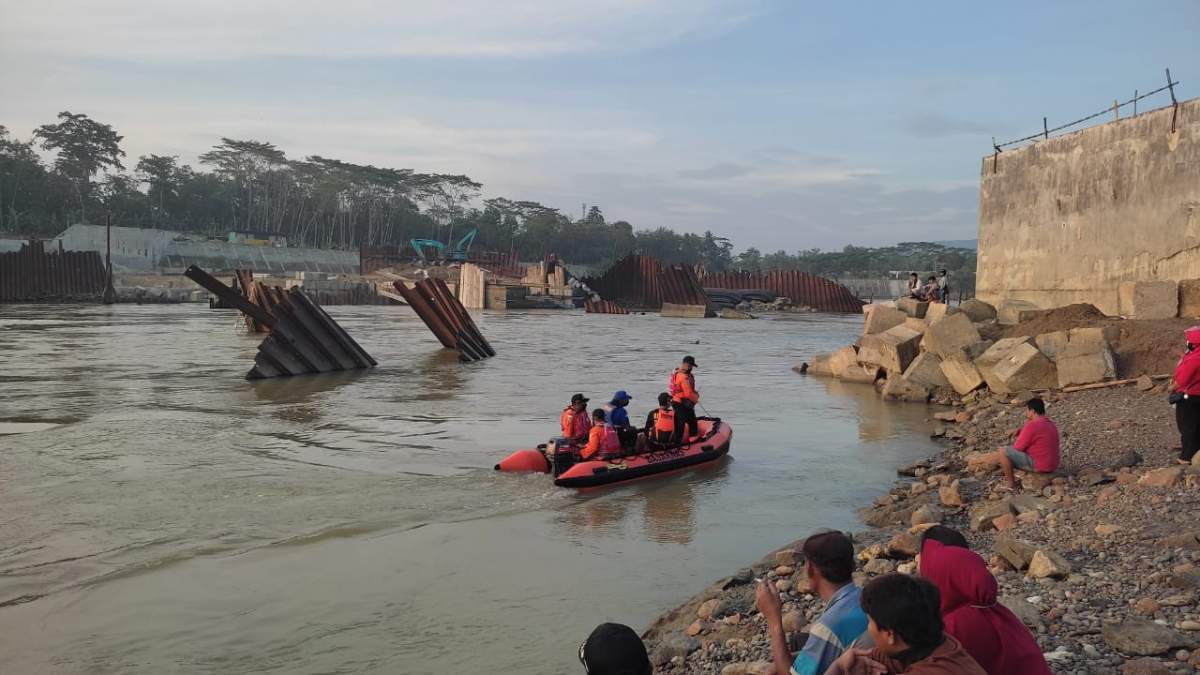 Mesin Mati, Nekat Loncat dari Perahu, Tim SAR Masih Lakukan Pencarian Orang Tenggelam di Sungai Serayu