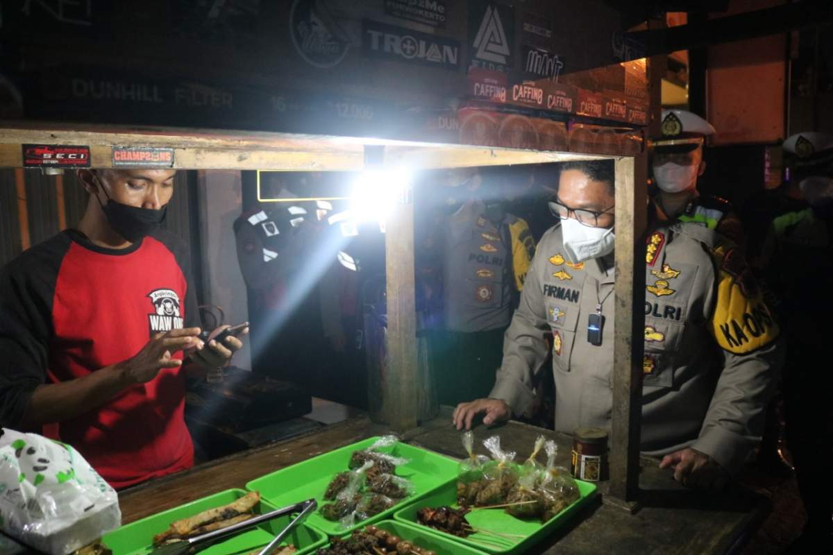Nekat Buka Sampai Jam Malam, Polisi Borong Dagangan Pedagang