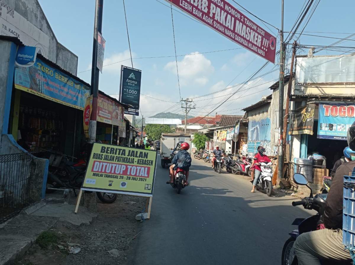 Ruas Jalan Patikraja - Kebasen Ditutup Total, Ada Pengaspalan Jalan Sepanjang 2 Km