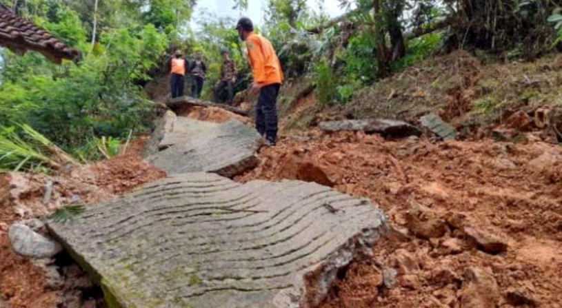 Tiga Rumah Terancam Longsor, Jalan Kebutuhduwur - Kebutuhjurang Ambles