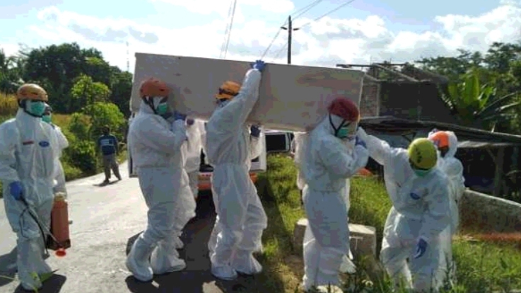 Pengabdian Detasemen Tutup Bumi 19 di Banjarnegara, Tersandung Batu Nisan Hingga Jatuh ke Liang Lahat