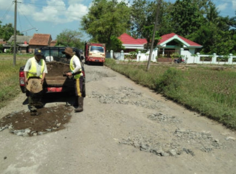 Perbaikan Jalan Jalan Terus, Hujan Tak Jadi Hambatan